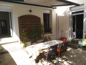  cosy rare 2 bedroom apartment around a private garden  Нёйи-Сюр-Сен